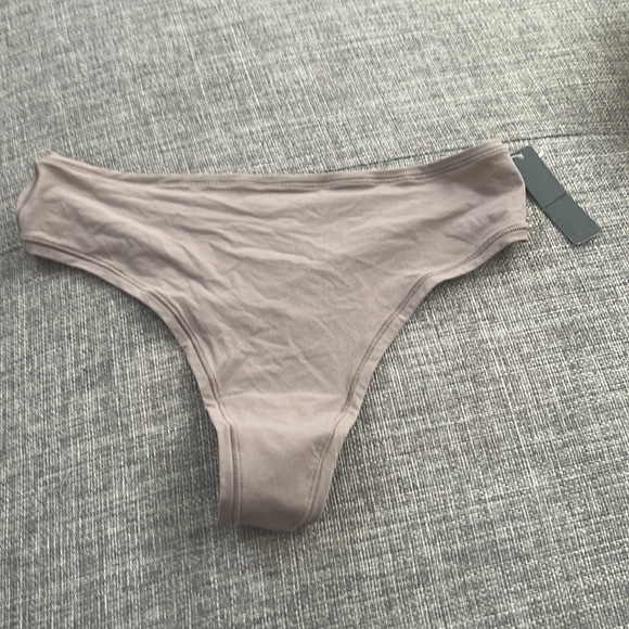 Skims Fit Everybody Thong - Picture 11 of 13
